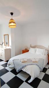 una camera con un letto e un pavimento a scacchi di VV- Badana Stay II - Vive el Atlántico desde el corazón de Tazacorte a Tazacorte