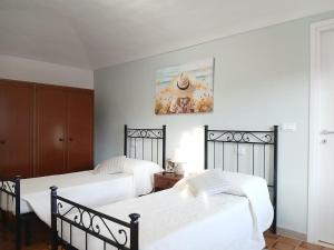 Un dormitorio con dos camas y un cuadro en la pared. en Casa Teresina Country House, en Alfiano Natta