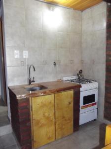 Virtuvė arba virtuvėlė apgyvendinimo įstaigoje Cabañas Natanael