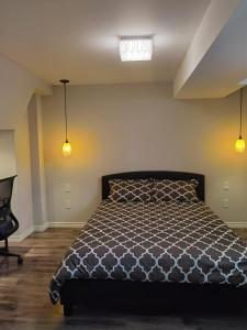 Ένα ή περισσότερα κρεβάτια σε δωμάτιο στο Cozy Suite! Separate Entry, 1 Parking