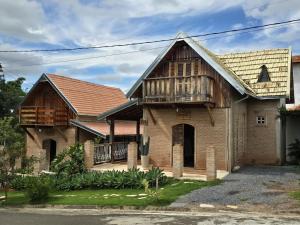 an old wooden house with a balcony at Casa/chalé Furnas - Capitólio MG in São José da Barra