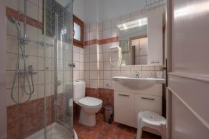 A bathroom at Agnanti Hotel Apartments
