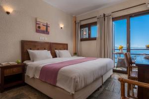 A bed or beds in a room at Agnanti Hotel Apartments