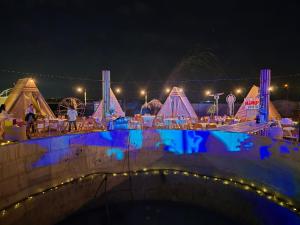 a ice skating park at night with many tents at חאן הכנסת אורחים B''H village שומר שבת in Nevatim