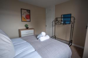 En eller flere senge i et værelse på 2 BDR Apt At Caledonia Luxe Stays Short Lets & Serviced Accommodation Glasgow