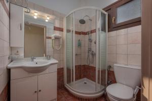A bathroom at Agnanti Hotel Apartments Még 36 kép