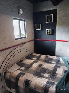 a bedroom with a bed and a red line on the wall at Apartamento suíte com cozinha in Penha