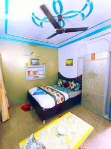 Un dormitorio con una cama y un ventilador de techo. en Hotel Deep Residency, en Nueva Delhi