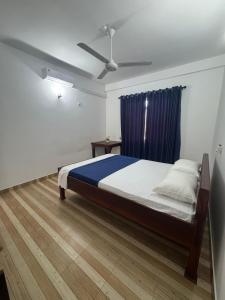 Postel nebo postele na pokoji v ubytování Aruna homestay