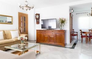 salon z telewizorem w drewnianym centrum rozrywki w obiekcie Villa Ana María w mieście Torremolinos