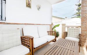 weranda z 2 krzesłami i kanapą w obiekcie Villa Ana María w mieście Torremolinos +27 zdjęć