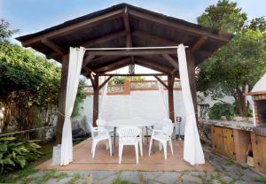Patio lub wspólna przestrzeń na świeżym powietrzu w obiekcie Villa Ana María