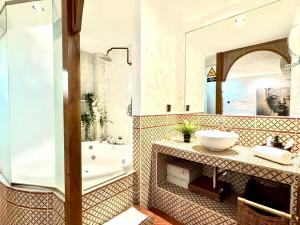 A bathroom at Apartamentos con jacuzzi ALQUILER TEMPORAL