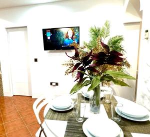 A television and/or entertainment centre at Apartamentos con jacuzzi ALQUILER TEMPORAL