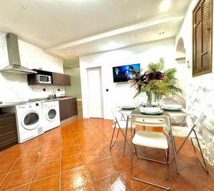 A kitchen or kitchenette at Apartamentos con jacuzzi ALQUILER TEMPORAL