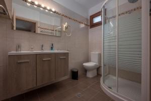 A bathroom at Agnanti Hotel Apartments