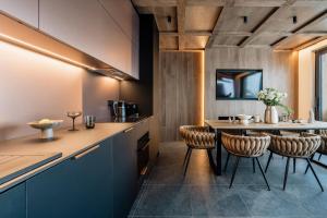 Η κουζίνα ή μικρή κουζίνα στο Crystal Pine Spa Villas - LoftAffair Collection