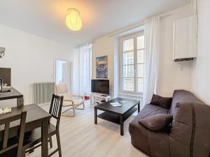 un soggiorno con un divano e un tavolo di Hyper-centre apartment Treille 29 a Clermont-Ferrand