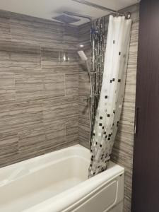 Ένα μπάνιο στο Cozy Suite! Separate Entry, 1 Parking