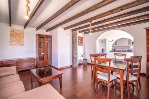 een woonkamer met een tafel en een keuken bij Rentaliday Villa Alta in Tijoco de Abajo