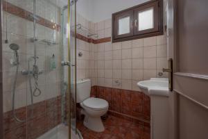 A bathroom at Agnanti Hotel Apartments