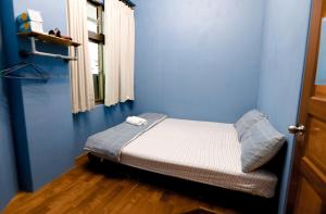 Rúm í herbergi á Green Island Ocean Rhythem dive B&B 綠島海韻民宿