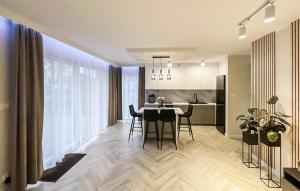 a kitchen and dining room with a table and chairs at Stunning Home In Kamien Pomorski in Kamień Pomorski