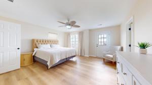 una camera da letto con un letto e un ventilatore a soffitto di West Atlantic City Bayview House a Pleasantville