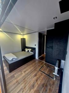 Postel nebo postele na pokoji v ubytování Bright Room Houseboat