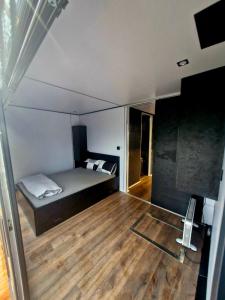 Postel nebo postele na pokoji v ubytování Bright Room Houseboat