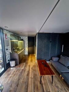 Posezení v ubytování Bright Room Houseboat