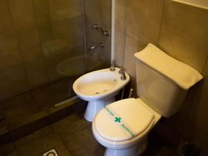 ein Badezimmer mit Toilette und Waschbecken in der Unterkunft Realty vacacional 61 in Villa Carlos Paz