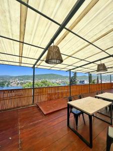 eine überdachte Terrasse mit Tischen, Stühlen und Lichtern in der Unterkunft Realty vacacional 61 in Villa Carlos Paz