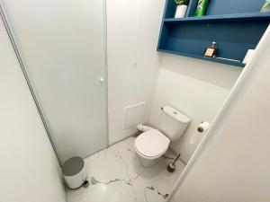mała łazienka z toaletą i niebieską półką w obiekcie Bel appartement pour 6 avec parking - Rive gauche - 183 w Rouen