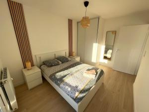 Łóżko lub łóżka w pokoju w obiekcie Bel appartement pour 6 avec parking - Rive gauche - 183