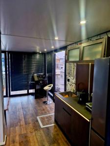 Kuchyň nebo kuchyňský kout v ubytování Bright Room Houseboat