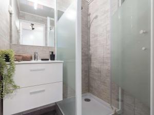 ein weißes Badezimmer mit Waschbecken und Spiegel in der Unterkunft Appartement 4 pers. proche centre ville & téléphérique - FR-1-296-473 in Saint-Lary-Soulan + 18 Fotos