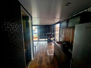Kuchyň nebo kuchyňský kout v ubytování Bright Room Houseboat