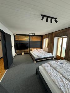 Postel nebo postele na pokoji v ubytování Cornalin
