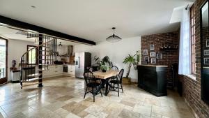 a kitchen and dining room with a table and chairs at Maison de ville cosy in Bergerac