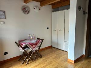 a dining room with a table and a closet at Lo Sougnet in Hone