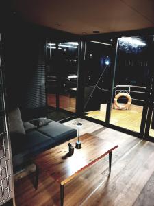 Posezení v ubytování Bright Room Houseboat