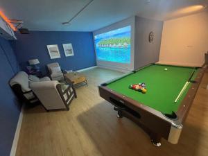 un salon avec une table de billard et une télévision dans l'établissement Villa Valentina - Renovated on Los Alamos Beach, à Torremolinos