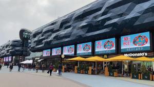 Supermarket nebo jiné obchody v  hostelu nebo okolí