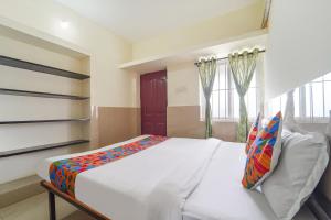 Postel nebo postele na pokoji v ubytování FabExpress Clover Castle - Nr Coimbatore International Airport