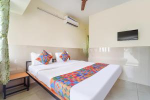 Postel nebo postele na pokoji v ubytování FabExpress Clover Castle - Nr Coimbatore International Airport