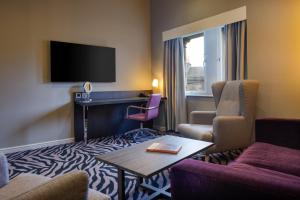 TV a/nebo společenská místnost v ubytování Doubletree by Hilton Edinburgh City Centre