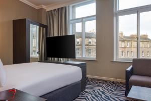 TV a/nebo společenská místnost v ubytování Doubletree by Hilton Edinburgh City Centre