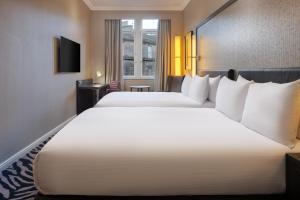 Postel nebo postele na pokoji v ubytování Doubletree by Hilton Edinburgh City Centre