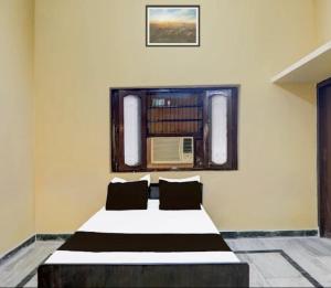 Postel nebo postele na pokoji v ubytování Vinayak Home Stay Ganganagar